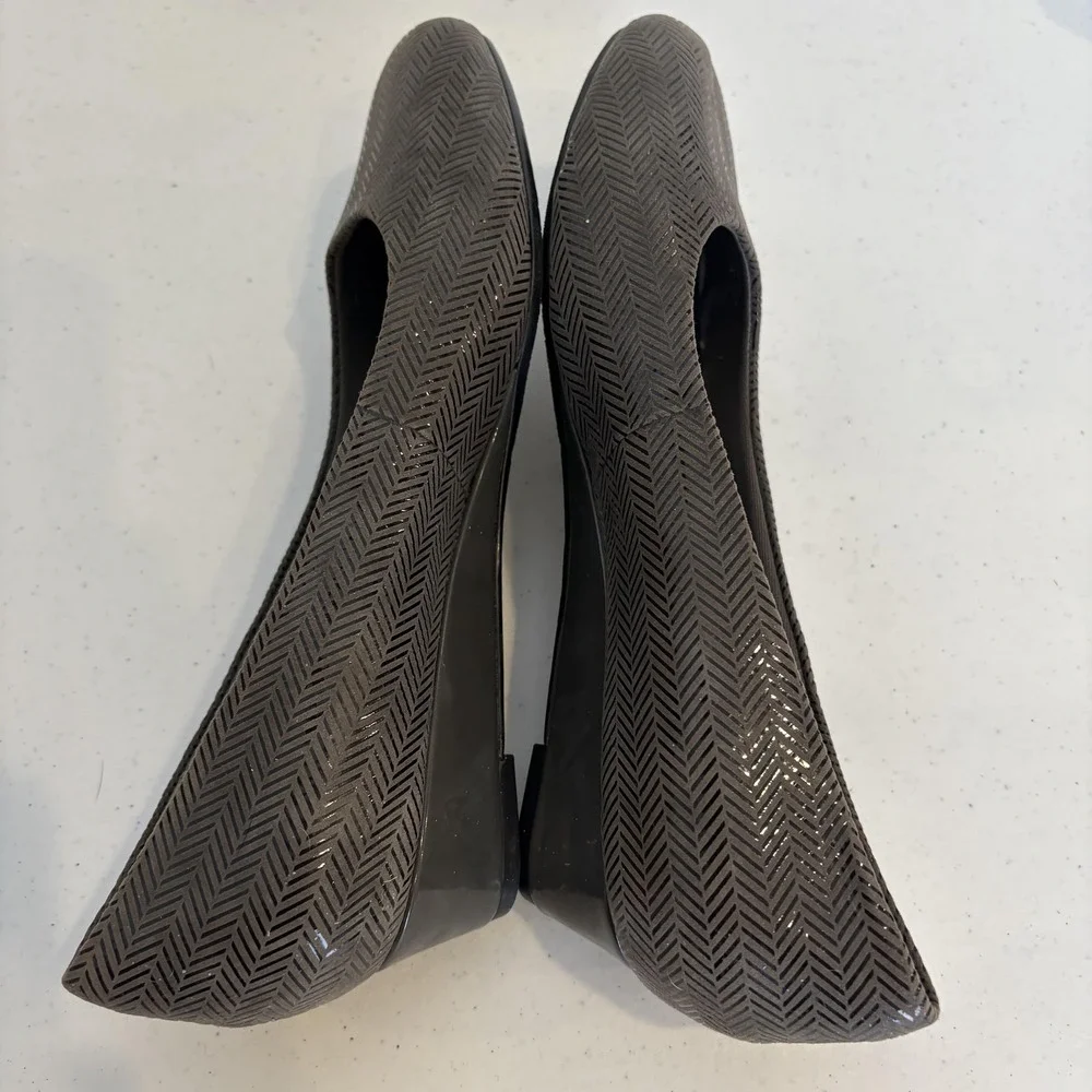 Trotters Shoes Womens Size 8W Gray Herringbone Pattern Low Wedge Comfort Slip On